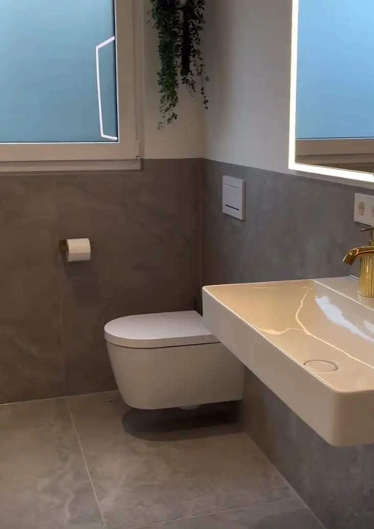 Modernes Badezimmer mit Fliesen